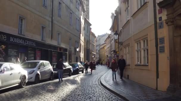 PRAGUE, RÉPUBLIQUE TCHÈQUE - 3 DÉCEMBRE 2016. 4K steadicam plan d'une étroite rue pavée pavée. Vieille vue sur la ville européenne — Video