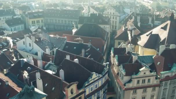 傾斜屋根とチェコ共和国のプラハで有名な旧市街の狭い通り。4 k パン確立ショット — ストック動画