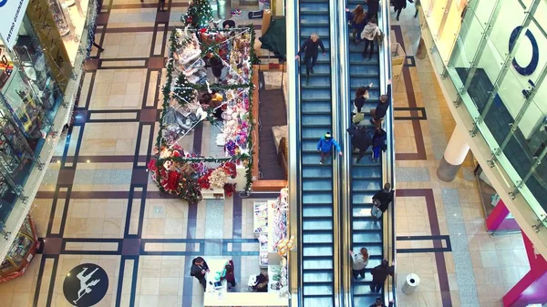 Prague, Çek Cumhuriyeti - 3 Aralık 2016. Üstten Görünüm bir kadeh alışveriş merkezi merdivenler ve Hediyelik eşya. Noel zamanı — Stok fotoğraf