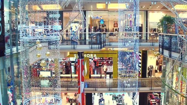 PRAGA, REPÚBLICA CHECA - 3 DE DICIEMBRE DE 2016. Navidad decorado moderno centro comercial Palladium —  Fotos de Stock