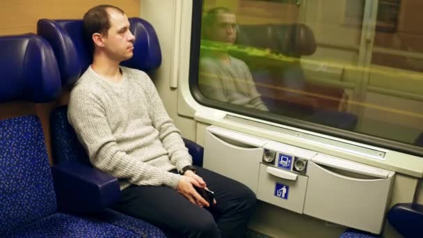 Чоловік у потязі, що прибуває на вокзал. відео 4K — стокове відео