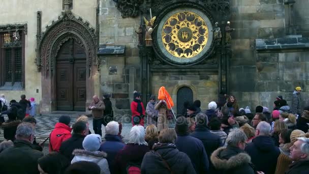 プラハ, チェコ共和国 - 2016 年 12 月 3 日。地元のランドマーク - 天文時計付近混雑の旧市街広場のオーバーヘッドの 4 k 撮影 — ストック動画