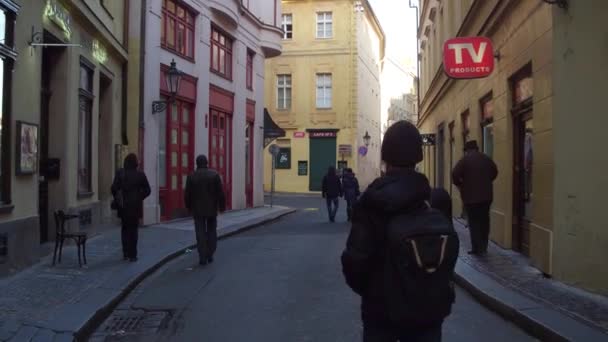 Prague, Çek Cumhuriyeti - 3 Aralık 2016. Asya turizm sırt çantası yapımı taşıyan eski kasaba onun cep telefonu ile fotoğraf. 4 k steadicam atış — Stok video