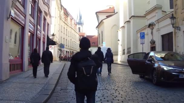 PRAGA, REPÚBLICA CHECA - 3 DE DICIEMBRE DE 2016. Turista asiático llevando mochila de grabación de vídeo del casco antiguo con su teléfono móvil. 4K steadicam tiro — Vídeos de Stock