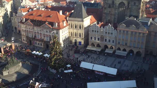 PRAGA, REPÚBLICA CHECA - 3 DE DICIEMBRE DE 2016. Plaza del casco antiguo con árboles de Navidad decorados y cabinas de bazar de vacaciones. Vídeo 4K — Vídeo de stock