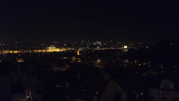 Ciudad vieja de Praga por la noche, República Checa. 4K vista panorámica panorámica — Vídeos de Stock