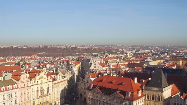 Cubiertas inclinadas y agujas góticas del casco antiguo de Praga en un día soleado, República Checa. Vídeo panorámico 4K — Vídeos de Stock