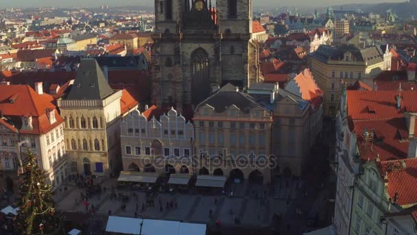 Praga, Republika Czeska - 3 grudnia 2016. Ulicy choinkę i Kościół Matki Boskiej przed Tynem. 4k przechylić strzał — Wideo stockowe