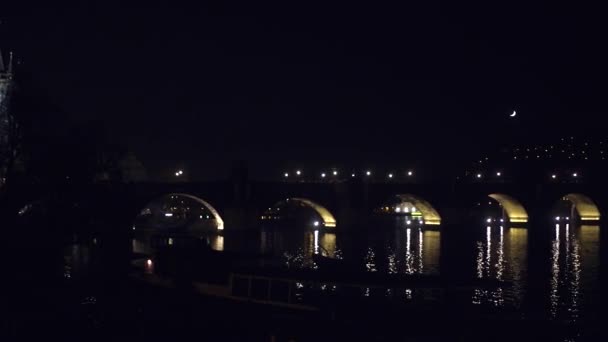 Karlsbron och avlägsna Pragborgen på natten, Tjeckien. 4 k pan video — Stockvideo