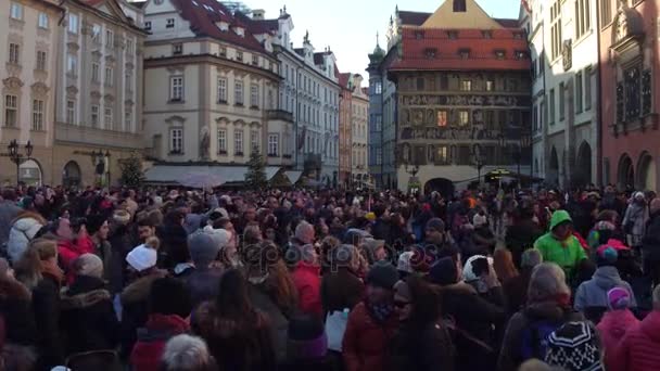 布拉格，捷克共和国-2016 年 12 月 3 日。4 k 得开销视频的拥挤古镇广场，著名的旅游景点。拍一组照片的当地地标-天文钟的人 — 图库视频影像