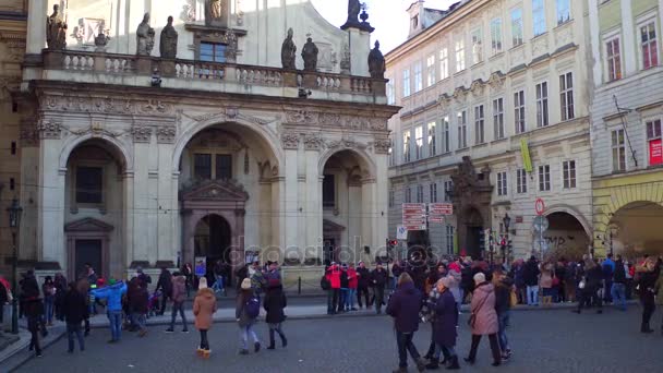 Πράγα, Τσεχική Δημοκρατία - 3 Δεκεμβρίου 2016. 4k τηγάνι πυροβολισμό κατάμεστη πλατεία σε πλατεία της παλιάς πόλης και είσοδος στο Μουσείο της μεσαιωνικής όργανα βασανιστηρίων — Αρχείο Βίντεο
