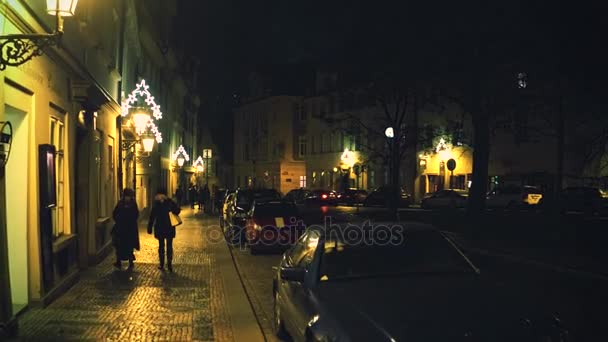 PRAGA, REPÚBLICA CHECA - 3 DE DICIEMBRE DE 2016. Steadicam toma de la calle de la noche. Vídeo 4K — Vídeos de Stock