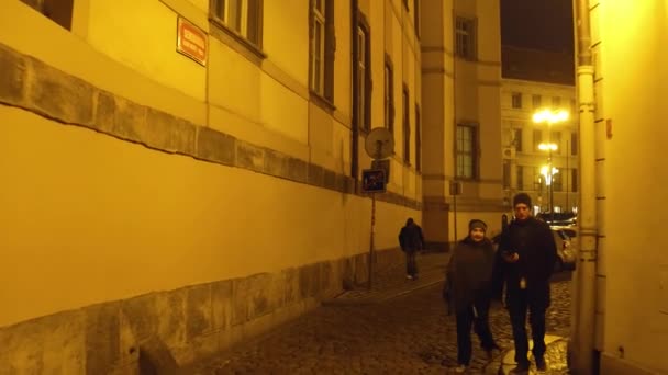 PRAGA, REPÚBLICA CHECA - 3 DE DICIEMBRE DE 2016. Ciudad vieja Seminarska calle y ayuntamiento por la noche. 4K steadicam video — Vídeos de Stock