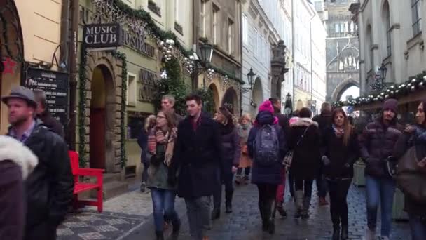 PRAGUE, CZECH REPUBLIC - DECEMBER 3, 2016. 4K steadicam shot of Christmas decorated street crowded with international tourists in Old town. Popular touristic location — Stock Video