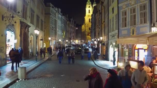 PRAGA, REPÚBLICA CHECA - 3 DE DICIEMBRE DE 2016. Overhead steadicam plano de concurrida calle turística en el casco antiguo de la ciudad por la noche. Vídeo 4K — Vídeos de Stock