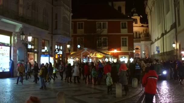 Πράγα, Τσεχική Δημοκρατία - 3 Δεκεμβρίου 2016. Πολυσύχναστες δρόμο στην παλιά πόλη το βράδυ. 4 k steadicam βίντεο — Αρχείο Βίντεο