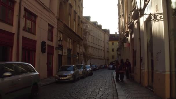 PRAGA, REPÚBLICA CHECA - 3 DE DICIEMBRE DE 2016. Adolescentes locales en la calle del casco antiguo. 4K steadicam video — Vídeo de stock