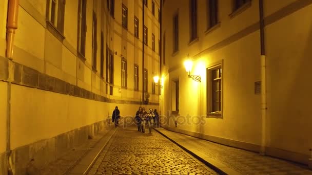 PRAGUE, REPÚBLICA CHECA - 3 DE DEZEMBRO DE 2016. Cidade Velha Rua Seminarska à noite. 4K steadicam tiro — Vídeo de Stock