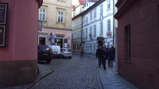 PRAGUE, RÉPUBLIQUE TCHÈQUE - 3 DÉCEMBRE 2016. 4K steadicam marcher si la vidéo sur la vieille ville étroite rue — Video