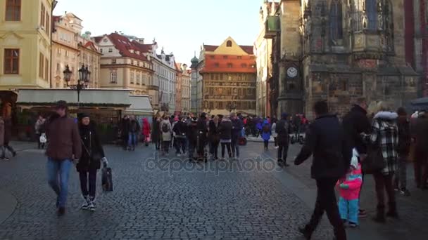 PRAGA, REPÚBLICA CHECA - 3 DE DICIEMBRE DE 2016. Steadicam plano de concurrida plaza turística en el casco antiguo. Vídeo 4K — Vídeo de stock