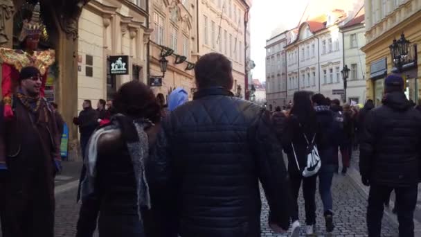 PRAGA, REPÚBLICA CHECA - 3 DE DICIEMBRE DE 2016. 4K steadicam disparo de la calle llena de turistas en el casco antiguo. Destino turístico popular — Vídeo de stock
