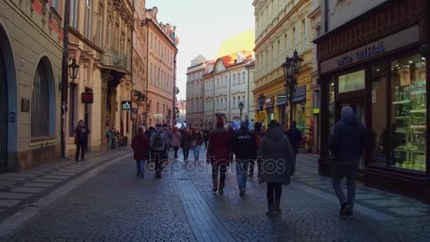 프라하, 체코 공화국-12 월 3 일, 2016. 오래 된 도시에서 관광 거리의 Steadicam Pov 샷. 4 k 비디오 — 비디오