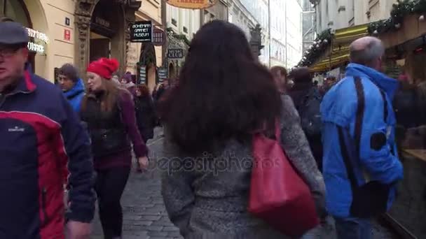 PRAGUE, CZECH REPUBLIC - DECEMBER 3, 2016. 4K steadicam walk through of Christmas decorated street crowded with tourists in Old town. Popular touristic location — Stock Video