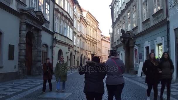 프라하, 체코 공화국-12 월 3 일, 2016. 4 k steadicam 비디오 구시가지 거리. 끝에 치장 용 벽 토 작업 중점 — 비디오