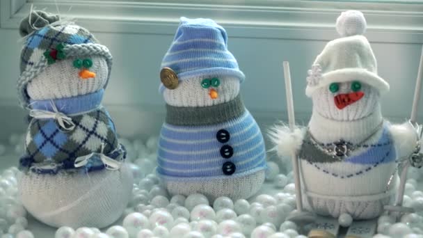 Rolig leksak handgjorda snögubbar på fönsterblecket. 4 k närbild pan video — Stockvideo