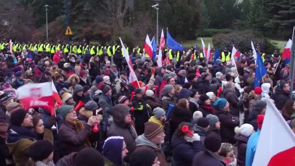 Warschau, Polen - 17. Dezember 2016. Demonstranten mit polnischen und EU-Fahnen. 4k Überkopfschuss — Stockvideo