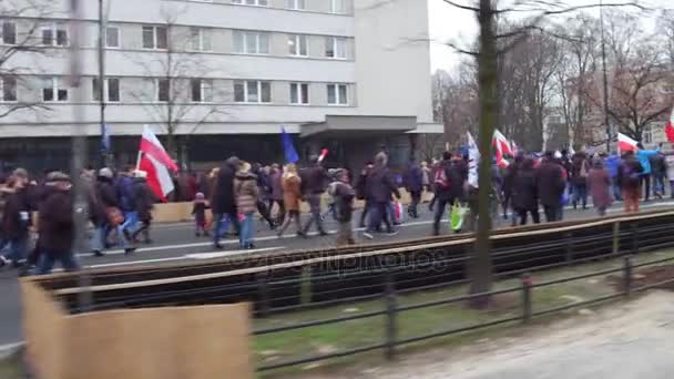 WARSAW, POLOGNE - 17 DÉCEMBRE 2016. Manifestants avec des drapeaux polonais et européens marchant dans la rue. 4K steadicam shot — Video