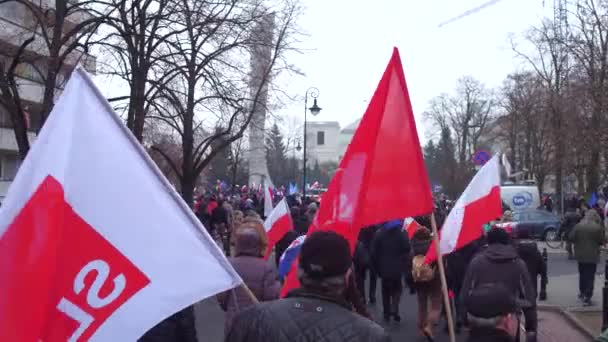 Warszawa - 17 grudnia 2016 roku. Protestujący z flagi Polski, Sld i UE, maszerujących na ulicy. 4 k steadicam strzał — Wideo stockowe