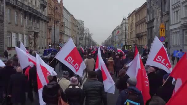 WARSAW, POLONIA - 17 DICEMBRE 2016. Manifestanti con bandiere polacche, SLD e UE che marciano per strada. 4K steadicam shot — Video Stock