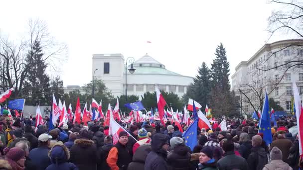 WARSAW, POLONIA - 17 DICEMBRE 2016. Manifestanti con bandiere polacche e dell'UE in strada. Richiesta di libertà di stampa. 4K colpo di padella lunga — Video Stock