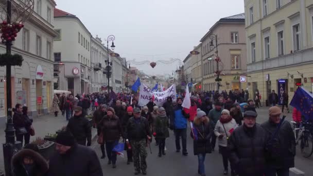 WARSAW, POLAND - DECEMBER, 17, 2016. Crowd with Polish and EU flags marching in the street. 4K steadicam shot — Stock Video