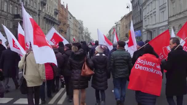 WARSAW, POLONIA - 17 DICEMBRE 2016. Manifestanti con bandiere polacche, SLD e UE che marciano per strada. 4K steadicam shot — Video Stock