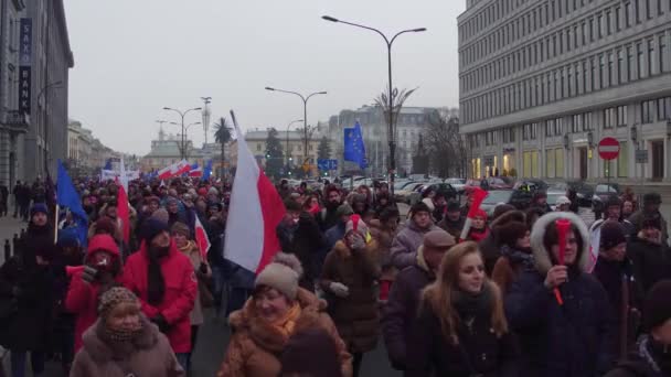 WARSAW, POLONIA - 17 DICEMBRE 2016. Le persone con bandiere polacche ed europee marciano per le strade chiedendo la libertà di stampa. 4K steadicam shot — Video Stock