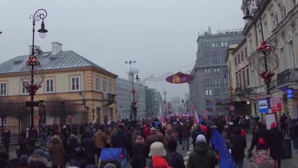 波兰华沙-2016 年 12 月 17 日。波兰和欧盟旗帜在街上游行的人群。4 k 得镜头 — 图库视频影像