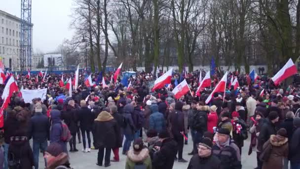 바르샤바, 폴란드-12 월 17, 2016. 폴란드와 Eu 깃발으로 항의 자입니다. 오버 헤드 4 k 비디오를 팬합니다 — 비디오