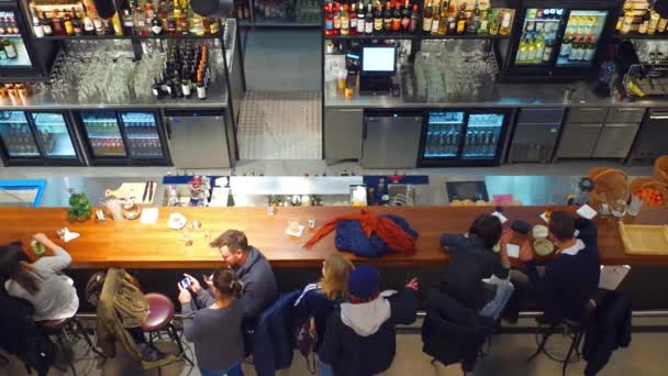 GARANTIA, POLÓNIA - DEZEMBRO, 17, 2016. Jovens comendo e saindo no bar. 4K vista de cima tiro — Vídeo de Stock