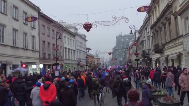 WARSAW, POLONIA - 17 DICEMBRE 2016. Le persone con bandiere polacche ed europee marciano per strada. 4K steadicam shot — Video Stock