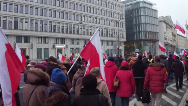 바르샤바, 폴란드-12 월 17, 2016. 사람들은 거리에서 행진 하는 폴란드와 Eu 깃발으로. 4 k steadicam 샷 — 비디오