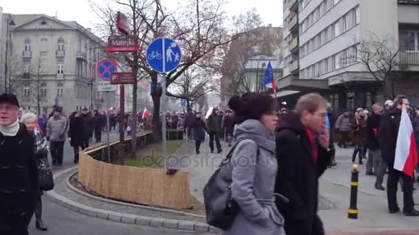 WARSAW, POLONIA - 17 DICEMBRE 2016. Le persone con bandiere polacche e dell'Unione europea marciano per strada. 4K steadicam shot — Video Stock