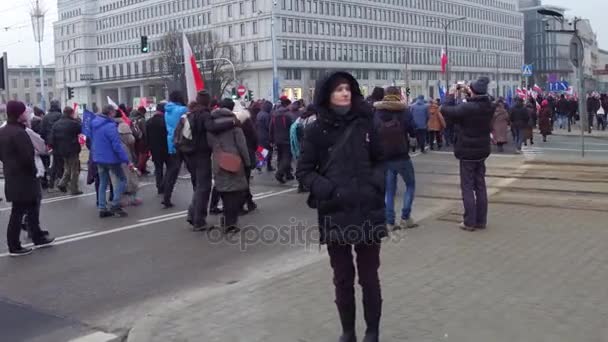 WARSAW, POLONIA - 17 DICEMBRE 2016. Le persone con bandiere polacche ed europee marciano per strada. 4K tiro — Video Stock