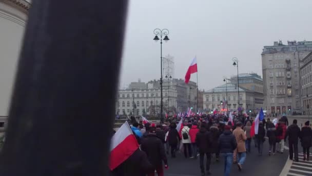 Varšava, Polsko - 17 Prosinec 2016. Dav s polskými a Eu vlajky, pochodující na ulici. 4 k steadicam shot — Stock video