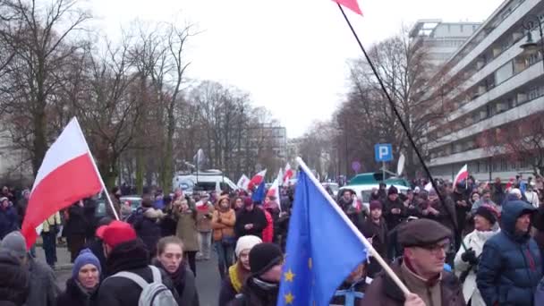 WARSAW, POLONIA - 17 DICEMBRE 2016. Le persone con bandiere polacche ed europee marciano per strada. 4K pan shot — Video Stock