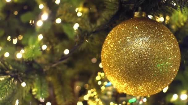 Árbol de Navidad decorado. Bola de oro 4K primer plano tiro — Vídeos de Stock