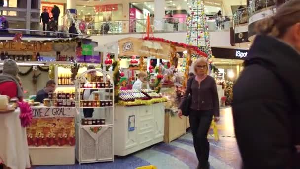 Varşova, Polonya - Aralık, 18, 2016. 4 k steadicam atış Noel satış ve bazar tipik modern alışveriş merkezi Blue City — Stok video