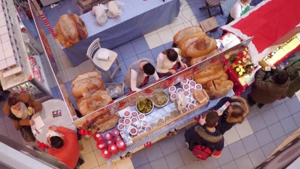 ADVERTÊNCIA, POLÓNIA - 18 DE DEZEMBRO DE 2016. Vídeo 4K de cabine de bazar de Natal com sanduíches de pão e pepino. Vista superior — Vídeo de Stock