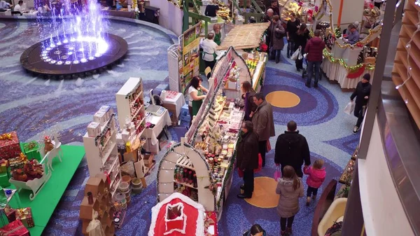 WARSAW, POLONIA - 18 DICEMBRE 2016. Vendita di Natale e bazar al tipico centro commerciale moderno Blue City — Foto Stock